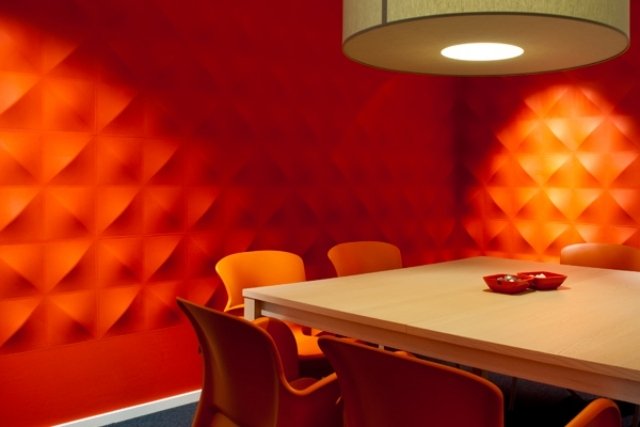 faux-trä-väggpaneler-röd-skärm-ljudisolering-i-rummet-inredning-abstrakt