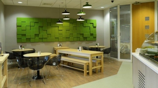 Vackra-levande-idéer-för-väggar-gröna-akustiska-paneler-geometrisk-design-interiör-konstruktion