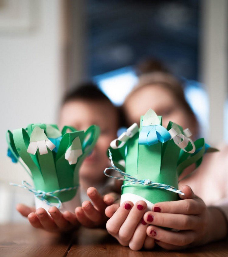 DIY -vaser med snödroppar tillverkade av pappershantverksidé för barn