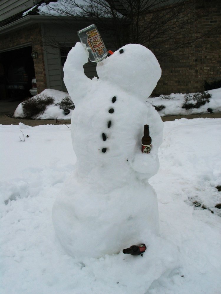 snögubbe-bygga-vinter-roliga-öl-flaskor