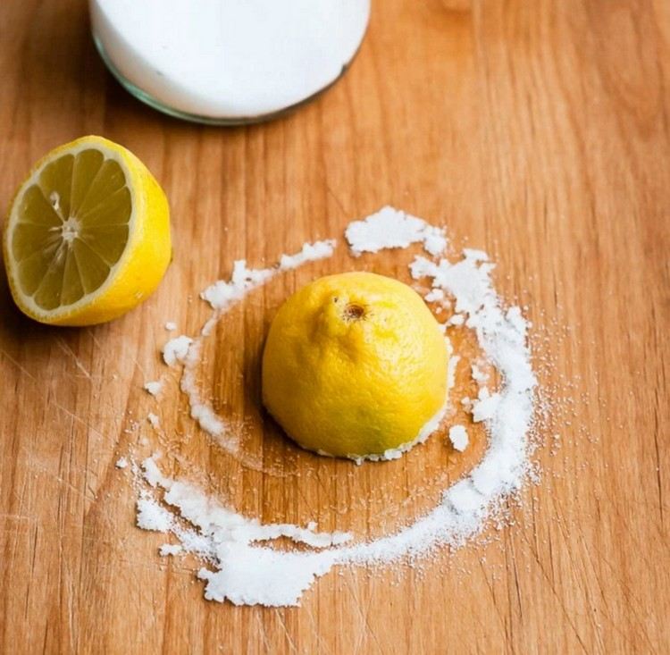 ren skärbräda neutralisera lukt citronsalt