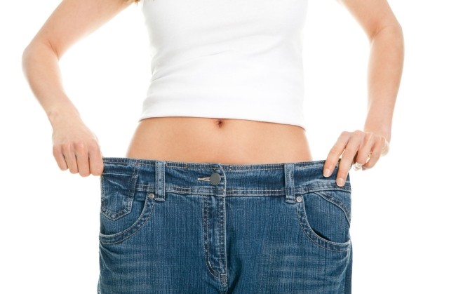 bantning-jeans-smal-kvinna-figur-vit-topp
