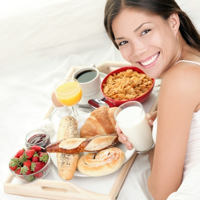 skratt-kvinna-i-säng-frukost-diet