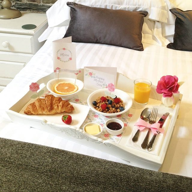 mysig-omgivning-frukost-säng-hälsosam-äta