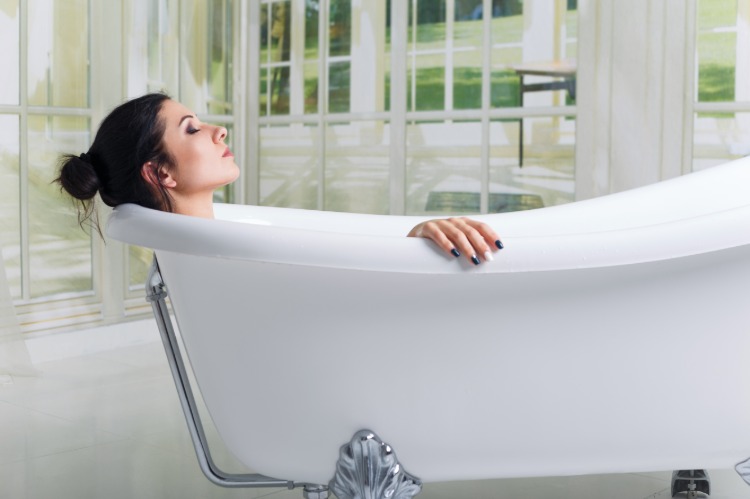 Behåll sömnhygienen och förebygg sömnstörningar genom att koppla av i badkaret