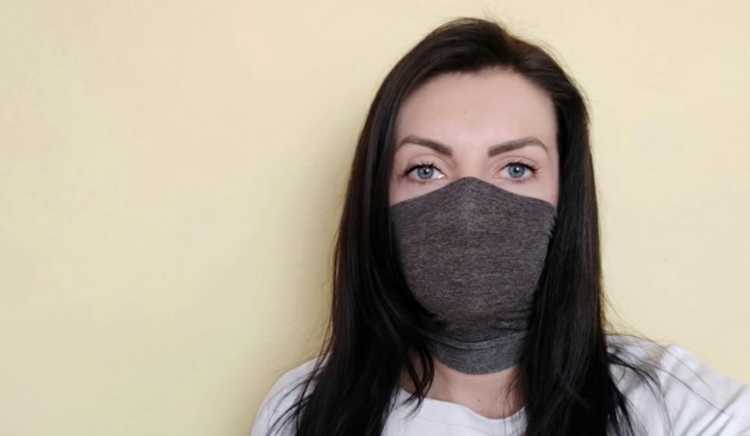 Gör en skyddsmask för din mun och näsa från en strumpa