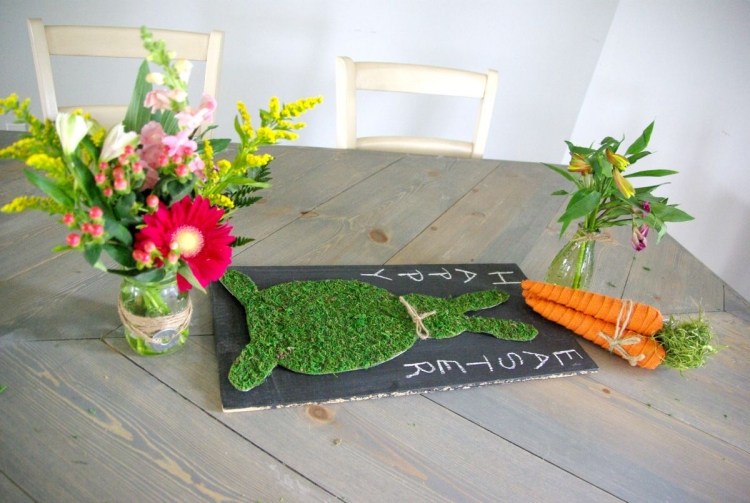 Hantverk idéer-påsk-bord-dekorationer-färska-blommor-kanin-konstgräs