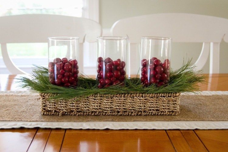 sista minuten-juldekorationer-gör-det-själv-bord-dekorationer-röda bär-glasögon-gräs