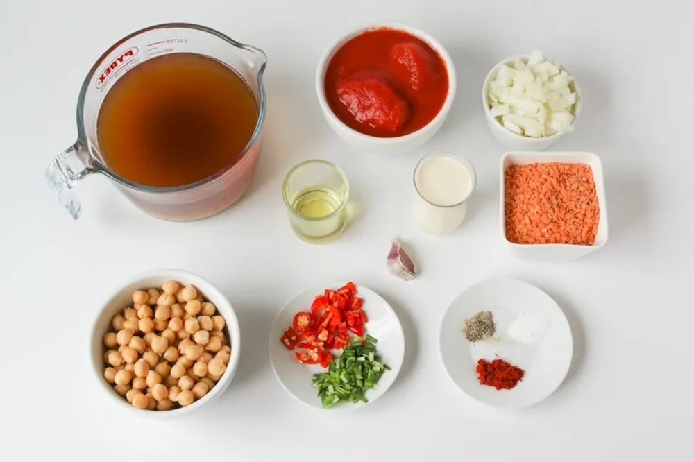ingredienser för hälsosam gräddsoppa gjord på röda linser och kikärter varm paprika och kryddor