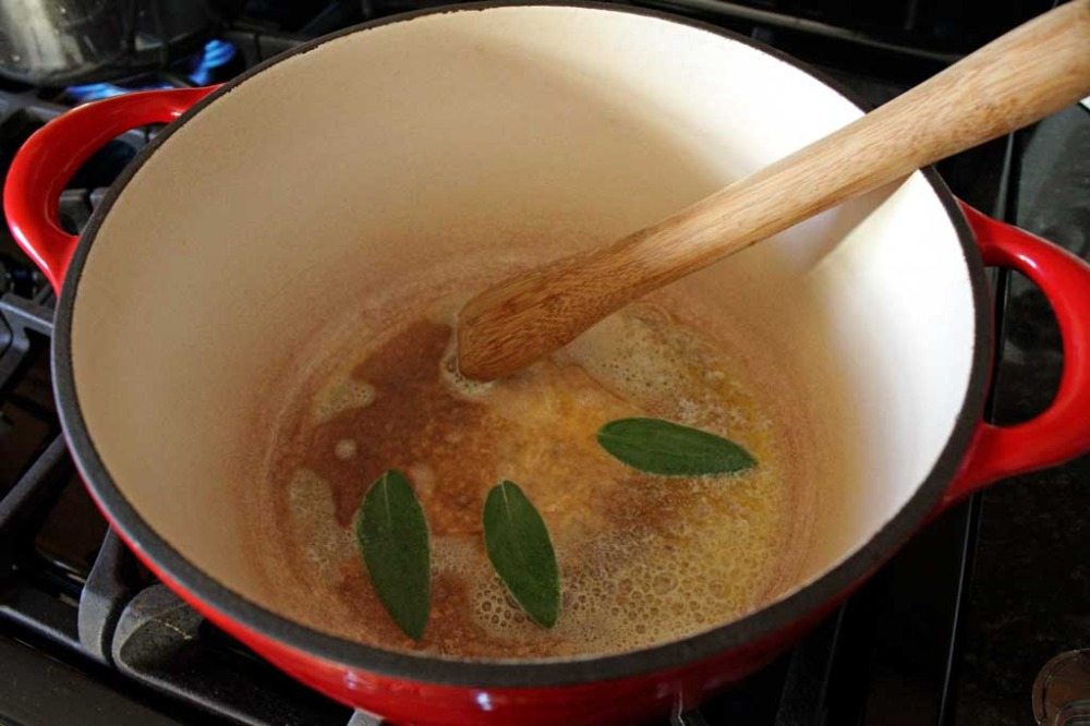 Stek salviebladen i grytan med smör
