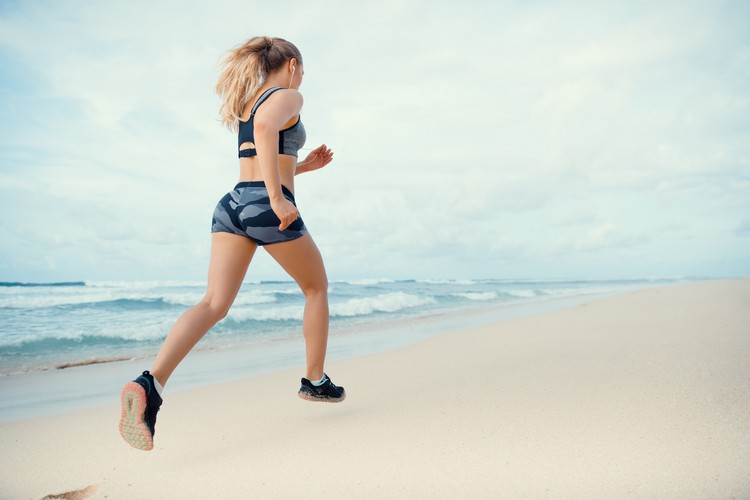 Träna på stranden hälsosamt och bli brunare snabbare