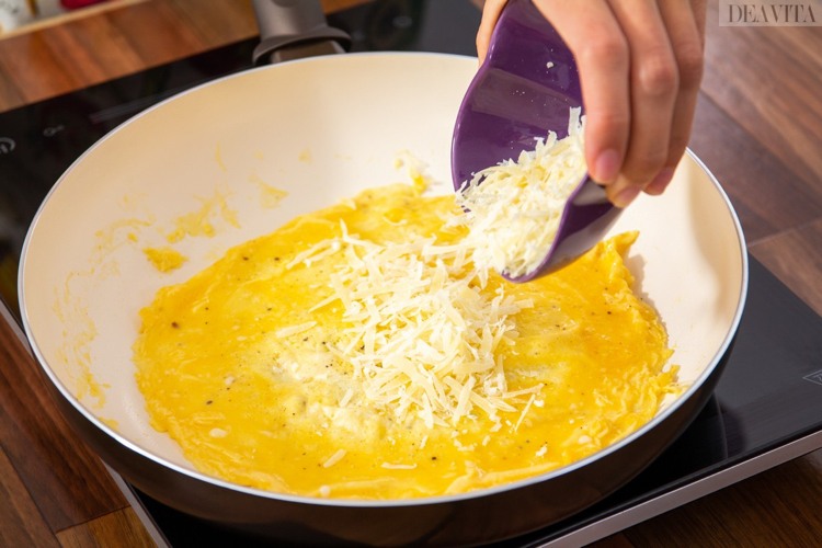 Förbered omeletten med ost, överlappa i hälften