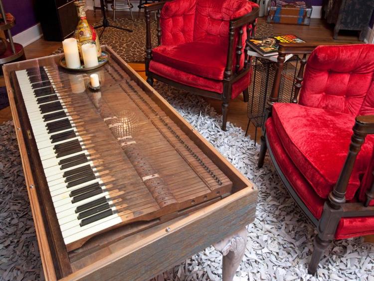 Vackra från loppisfynd-idéer-piano tangentbord-soffa bord-glas tallrik
