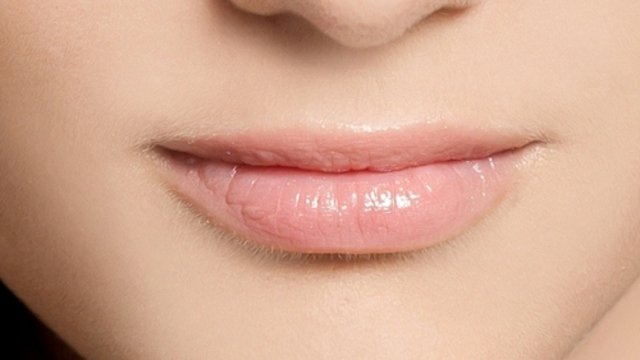 make-up trick för hela läppen läppglans steg 1