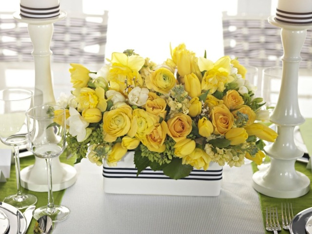 Bord arrangera idéer rosor tulpaner gul vit