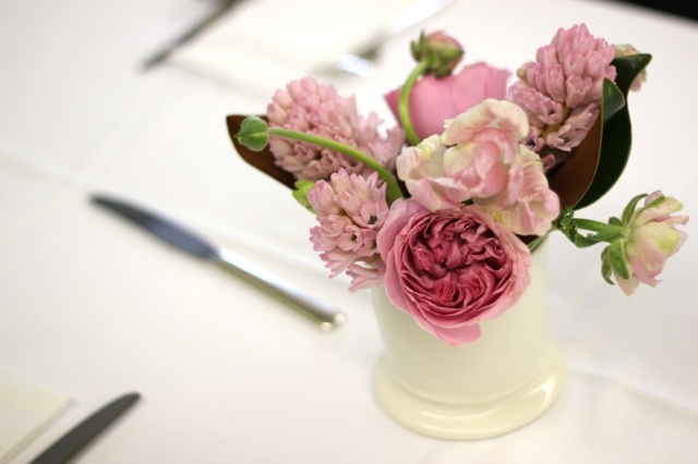 Blomsterarrangemang romantiska rosarrangemang nejlikor