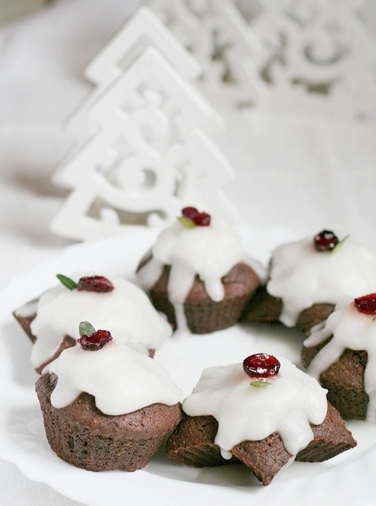 Chokladmuffins med tranbär för julrecept-vit glasyr