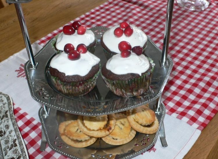 choklad-muffins-jul-vit-glasyr-tranbär-dekoration