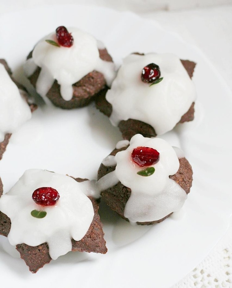 Chokladmuffins med tranbär till julvit glasyr