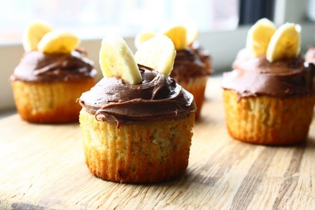 utsökt-dessert-gjord-av-choklad-muffins-med-banan