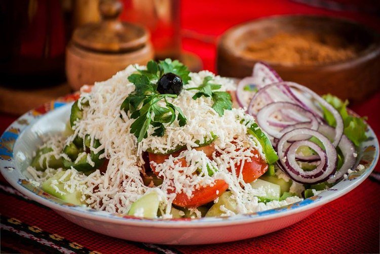 Schopska sallad -original-recept-fårost-tomater-traditionell-bulgarisk