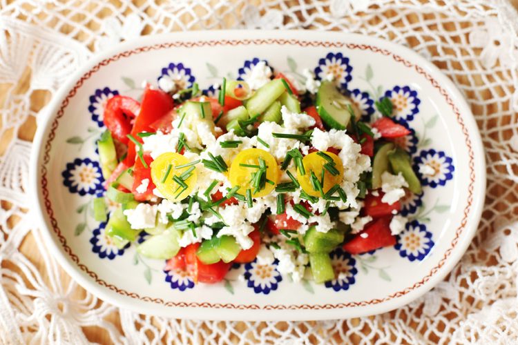 schopska-sallad-original-recept-servering-traditionell-bulgarisk