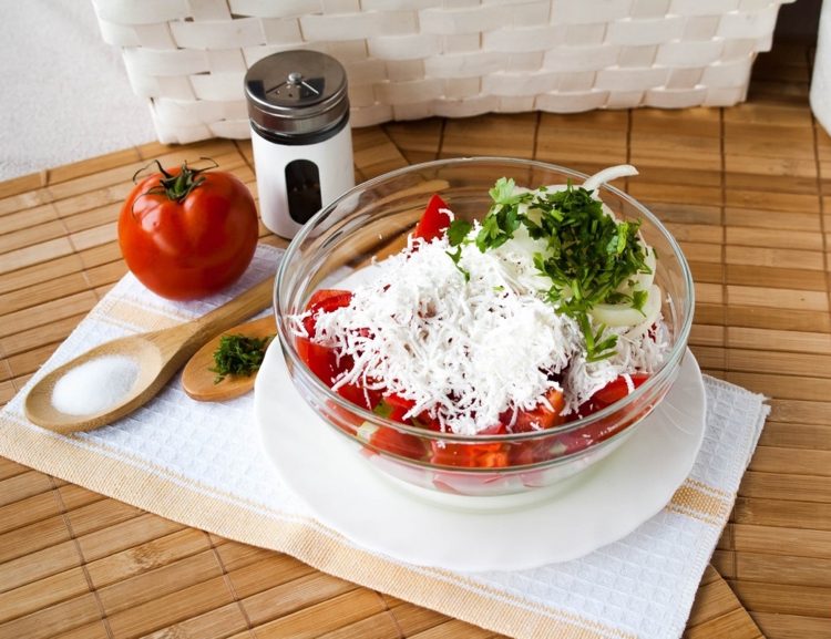 Schopska sallad -original-recept-utsökt-ost-tomat-persilja