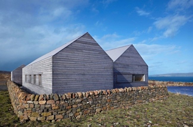 Traditionell konstruktion folklig arkitektur-Skottland hus med gaveltak havsutsikt