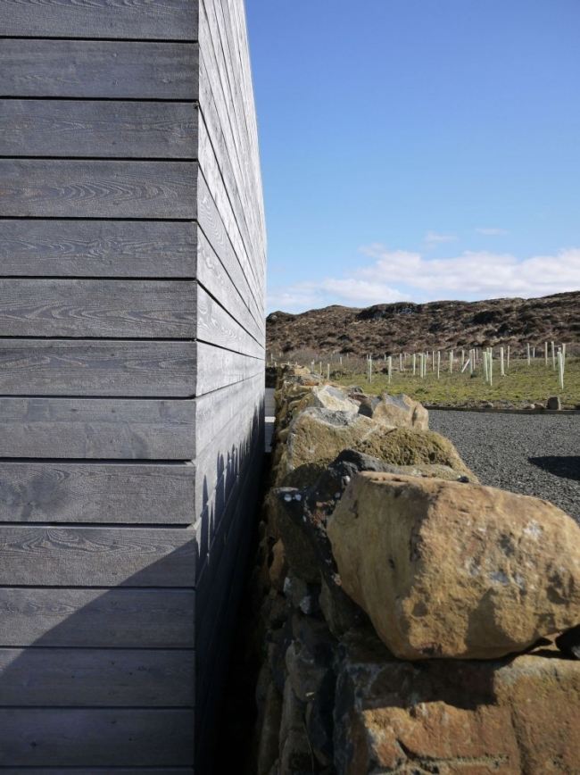 Modernt trähus natur utsikt Isle of Skye sten trädgård vägg
