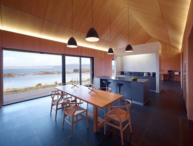 Gaveltakhus av träö interiör design ljus bar matbord glas