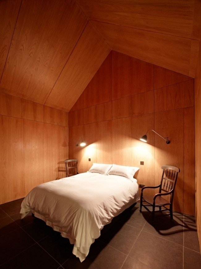 Hus med gaveltak trä väggbeklädnad sovrum