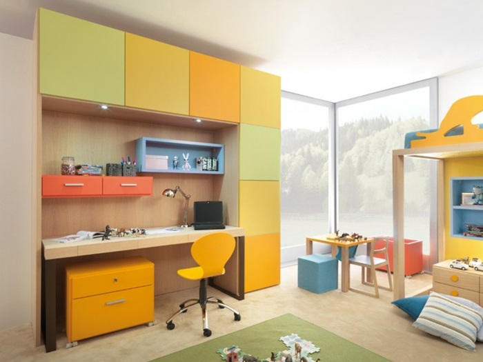 Designa barnens garderobssystem på ett praktiskt, färgstarkt sätt