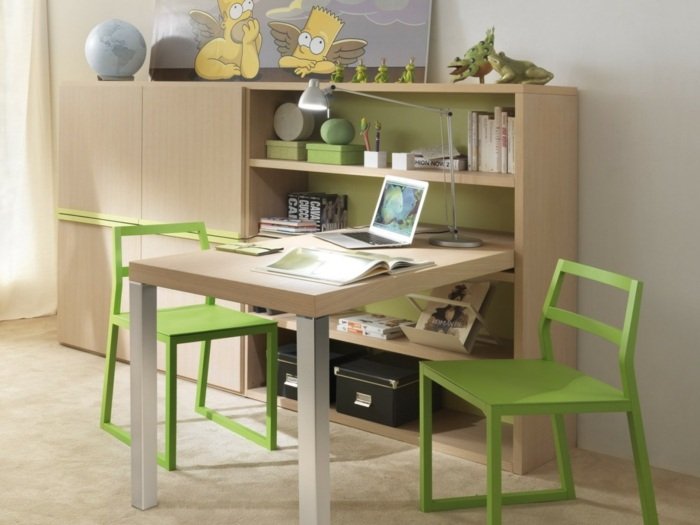 Skrivbord barn gröna stolar läshörna inrättat barnrum