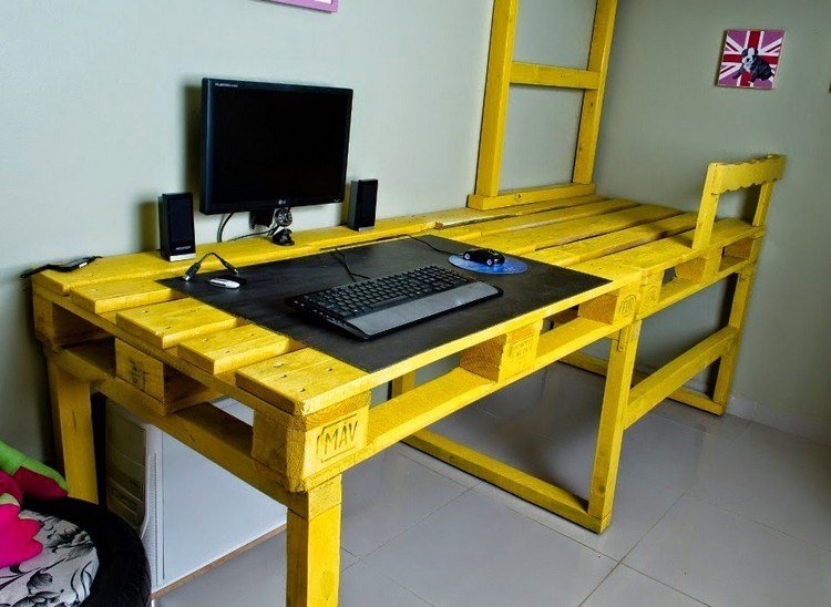 skrivbord-bygg-själv-pall-gulmålad-dator