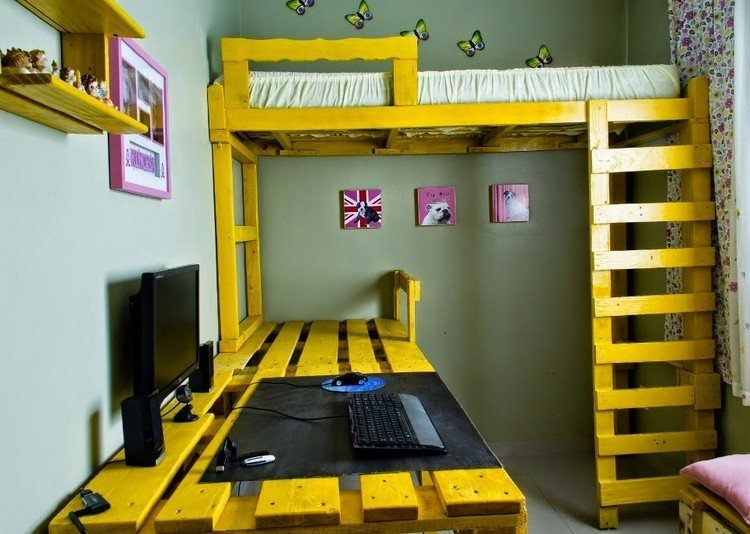 skrivbord-bygg-själv-pallar-gulmålade-loftsäng-barnrum