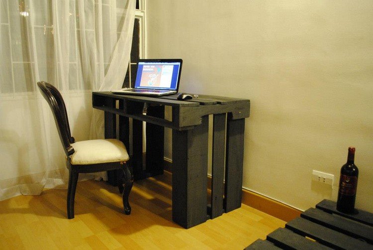 skrivbord-bygg-själv-pallar-målade svart