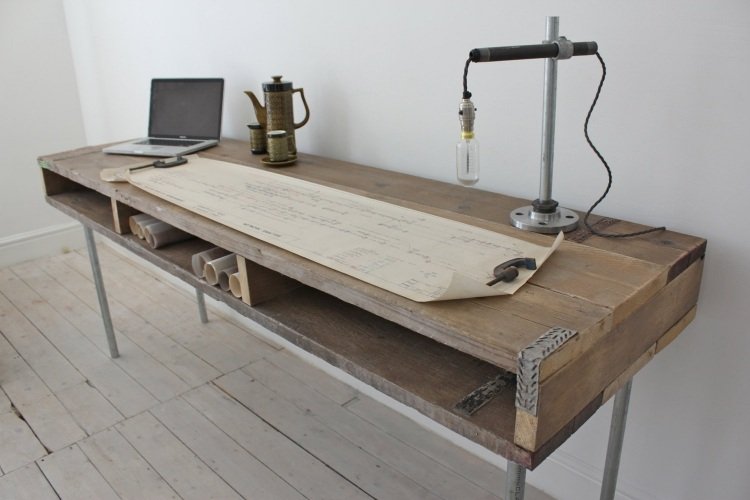 skrivbord-bygg-själv-idéer-arbetsbord-trä-euro-pall-metall-rör-ben