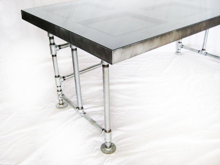 skrivbord-bygg-själv-idéer-arbetsbord-metall-rörformiga möbler-metallplatta-industriell stil