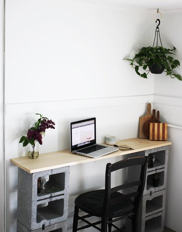 skrivbord-bygg-själv-idéer-arbetsbord-betong-block-trä-platta-lätt-DIY