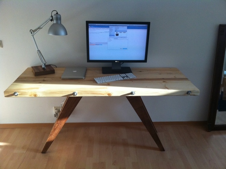 skrivbord-bygg-själv-idéer-arbetsbord-massivt trä-bultar-modern-minimalistisk-dator-arbetsstation