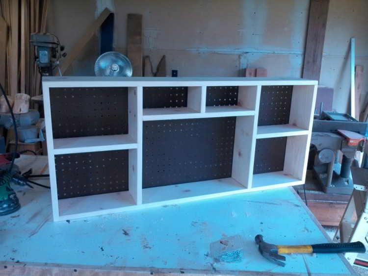 skrivbord-bygg-själv-idéer-instruktioner-barns skrivbord-fack-konstruktion-träskivor-diy