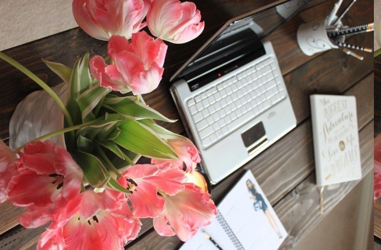 Bygg ditt eget skrivbord-idéer-instruktioner-arbetsbord-träplatta-blommor-tulpaner-diy