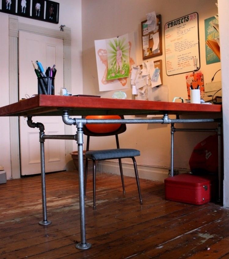 DIY-skrivbord-trä-dörr-bordsskiva-metall-rör
