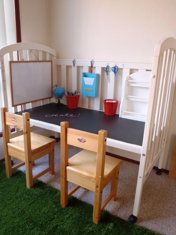 skrivbord-bygg-själv-barnrum-gammal-baby-säng-bordsskiva-blackboard-färg
