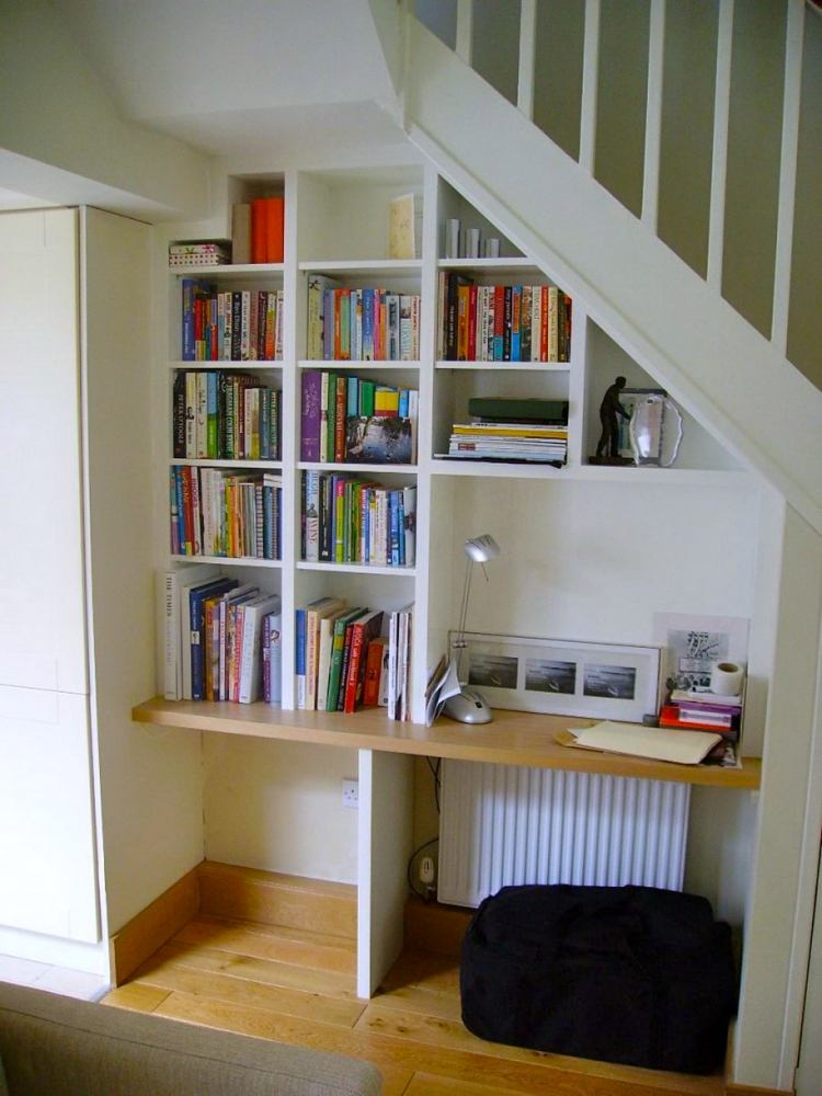 Bygg-ditt-eget-skrivbord-under-trappor-inbyggda-i-hyllor