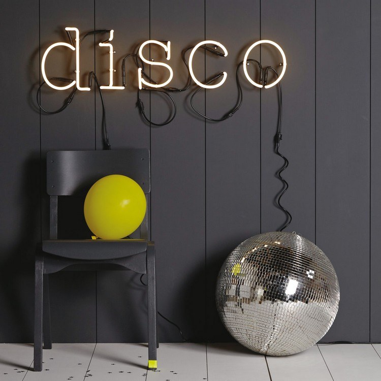 Bokstäver från neonlampor som lyser-party-sign-disco-gul-ballong-disco-ball