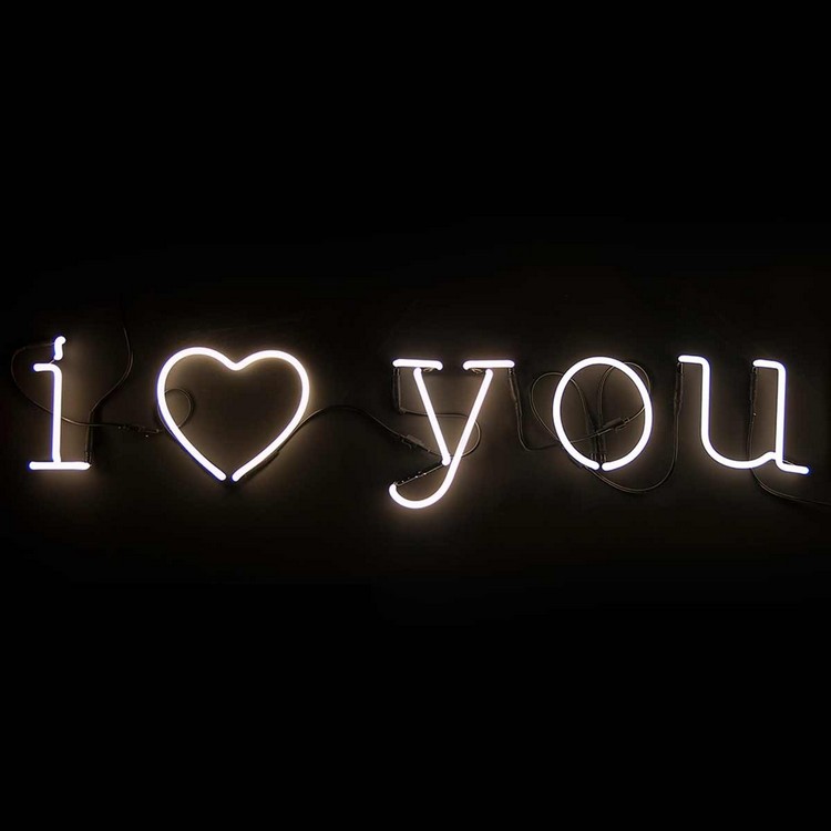 neonlampa-bokstäver-vit-ljus-bokstäver-Jag älskar dig-hjärta-deco-idé