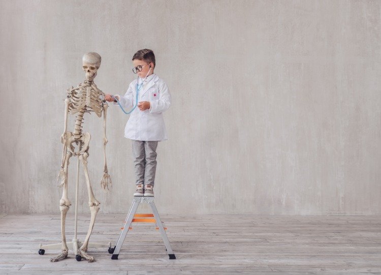 krympa åldras förhindra pojke med skelett