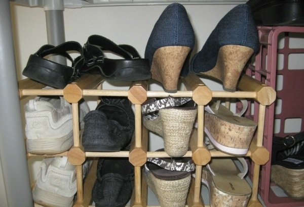 gamla hyllor-använd-håll-skor