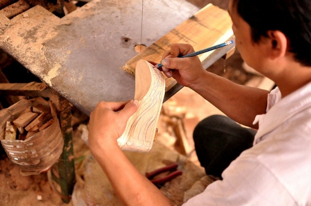 Träskor Vietnam bearbetningstekniker traditionellt